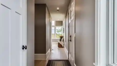 Imagen 1 de Ni cuadros, ni espejos: la alternativa para que un pasillo estrecho y alargado luzca más original
