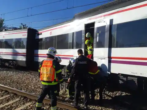 Imagen 1 de Seis heridos leves por el descarrilamiento de un tren de Cercanías en San Fernando de Henares