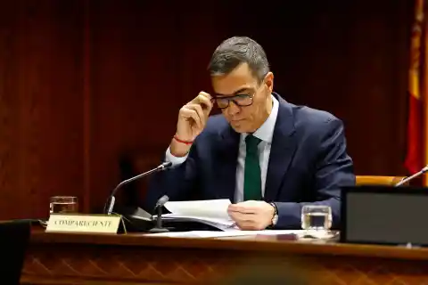 Imagen 1 de Anatomía de las gafas de Sánchez: montura ‘retro’ y aspecto poco convencional para una declaración de estilo