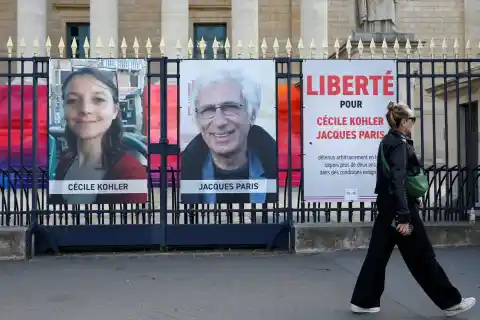 Imagen 1 de Irán libera a dos rehenes franceses tras más de tres años de cárcel, pero les impide dejar el país
