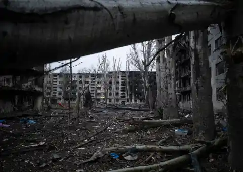 Imagen 1 de Una unidad del Ejército ruso organiza un macabro concurso para posar con prisioneros ucranios ejecutados