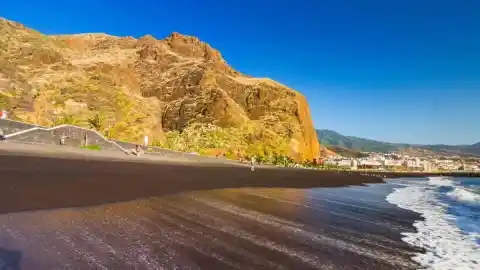 Imagen 1 de Rescatan a tres personas agarradas a una boya en el mar en La Palma
