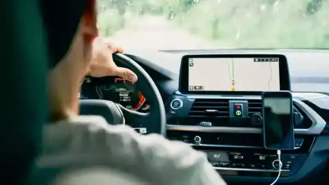 Imagen 1 de Este purificador de aire para el coche elimina los malos olores mientras te carga el móvil