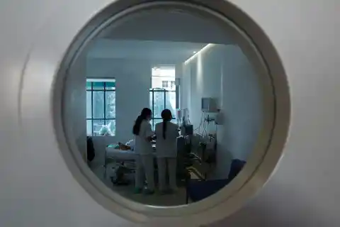 Imagen 1 de La mitad de las enfermeras sufre acoso sexual en su trabajo: “Un superior intentó besarme. No volví a hacer guardias para no verlo”