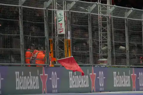 Imagen 1 de Las Vegas se vuelve a ir por el sumidero: una tapa de alcantarilla obliga a neutralizar dos veces los entrenamientos de Fórmula 1