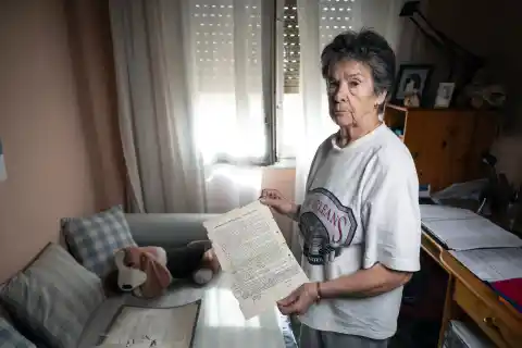 Imagen 1 de La presión vecinal consigue parar, por ahora, el desahucio de Maricarmen