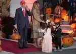 Imagen 1 de La corona asiática de Trump: vasallaje y oro al presidente que abandonó una cumbre para repartir caramelos por Halloween