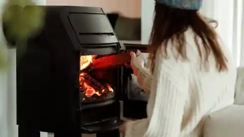 Imagen 1 de Arden igual de rápido que las piñas y valen muy poco: fichamos el lote de encendedores naturales para la chimenea que arrasa en Amazon