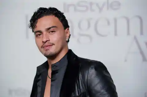 Imagen 1 de Tonatiuh, actor, LGTBQ e hijo de inmigrantes latinos: “Necesitamos resiliencia para mantener la dignidad, porque nos quieren humillar”