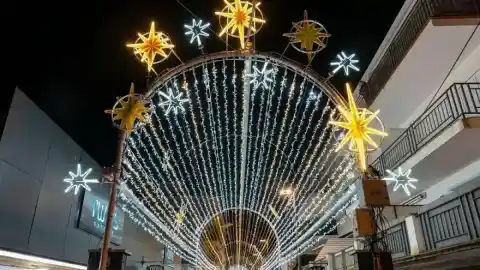Imagen 1 de Platja d'Aro avanza dos semanas el encendido del alumbrado navideño para animar al consumo