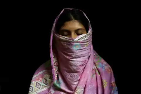 Imagen 1 de Bithi viajó a Abu Dabi y acabó vendida en un burdel: los recortes en cooperación acechan ahora a las víctimas de trata