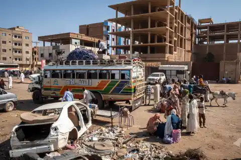 Imagen 1 de Los sudaneses regresan a la devastada Jartum para reconstruirla en medio de la guerra y el miedo