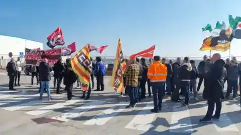 Imagen 1 de A la huelga por la seguridad laboral: los trabajadores de una planta química en El Prat alertan de falta de protección