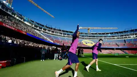 Imagen 1 de El nuevo Spotify Camp Nou, motos que vuelan, un inodoro de lujo y más imágenes del día.