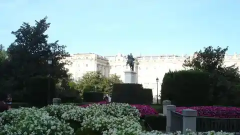Imagen 1 de Ruta de personajes ilustres de la Plaza de Oriente