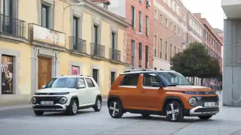 Imagen 1 de Los coches y cuadriciclos eléctricos más estrechos: ideales para moverte por ciudad, aparcar en plazas pequeñas y recargar en espacios reducidos