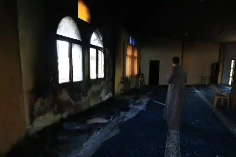 Imagen 1 de Colonos israelíes prenden fuego a una mezquita  en una escalada de violencia en Cisjordania