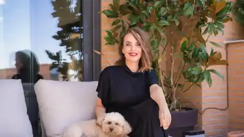 Imagen 1 de Carme Chaparro, periodista y escritora, 52 años: “En los meses que he estado en cama, casi sin poder levantarme por mi enfermedad, mi perro Bitter ha estado siempre a mi lado; me lamía las lágrimas”