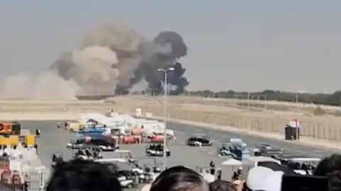 Imagen 1 de El espectacular vídeo de un avión de combate que se ha estrellado en una exhibición en el Salón Aeronáutico de Dubái