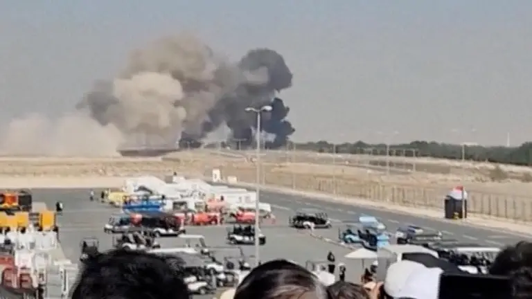 Imagen 1 de El espectacular vídeo de un avión de combate que se ha estrellado en una exhibición en el Salón Aeronáutico de Dubái
