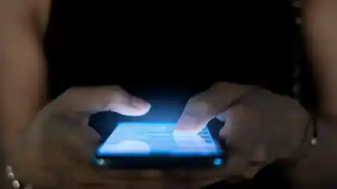 Imagen 1 de ¿Qué es mejor para nuestra salud visual y mental, el modo oscuro o claro del móvil? “Un fondo blanco con texto oscuro genera una sensación de familiaridad y control”