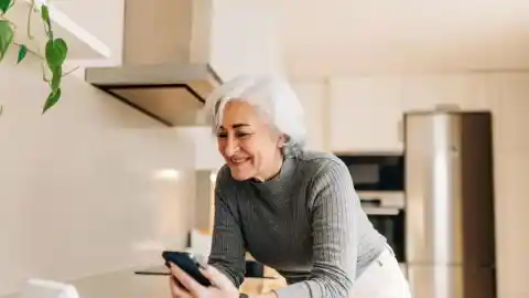 Imagen 1 de “Tengo ChatGPT en el móvil y le hablo por voz todos los días, hasta le pido opiniones y consejos”: ¿IA contra la soledad de los mayores?
