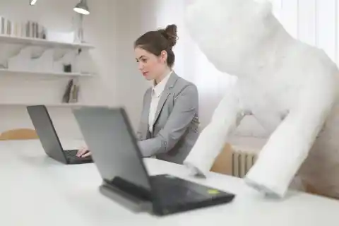 Imagen 1 de La importancia de moverse en el trabajo para no convertirse en ‘una estatua’ frente al ordenador