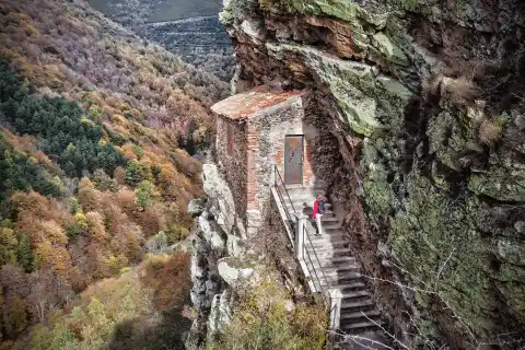 Imagen 1 de Una excursión perfecta para noviembre: al encuentro de la cueva de San Millán por uno de los hayedos más bellos de España