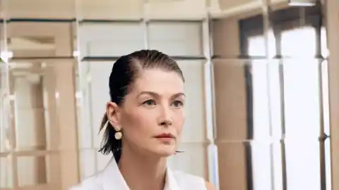 Imagen 1 de Rosamund Pike, embajadora de Dior para una mirada luminosa, firme y con menos arrugas