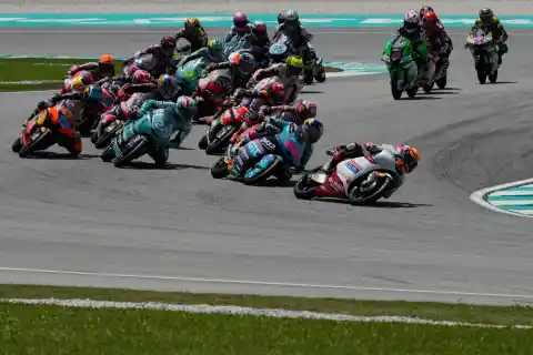 Imagen 1 de La falta de información tras el accidente en Malasia irrita al ‘paddock’ de MotoGP: “La mente se te va inevitablemente a otras tragedias”