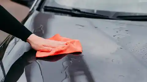 Imagen 1 de Sin marcas, arañazos ni pelusas: esta es la toalla perfecta para secar el coche y proteger su pintura