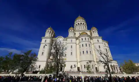 Imagen 1 de Un himno fascista en la mayor catedral ortodoxa del mundo: el pasado siempre acecha en Rumania