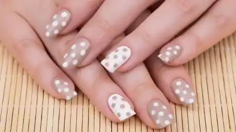 Imagen 1 de Manicura con lunares: este es el accesorio para conseguir las uñas elegantes que todas quieren este otoño