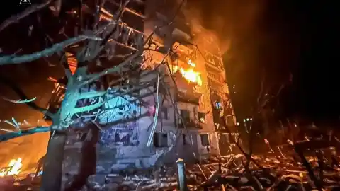 Imagen 1 de Tres muertos y 10 heridos, 3 de ellos niños, en un ataque ruso con misiles contra viviendas y una guardería en Járkov