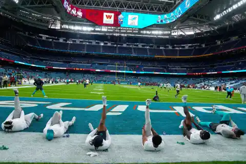 Imagen 1 de El partido de la NFL entre Dolphins y Commanders en Madrid, en imágenes