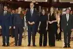 Imagen 1 de Familia sincronizada: la reina Letizia, con un sorprendente top, y la princesa Leonor se copian el look en el concierto inaugural de los Premios Princesa de Asturias
