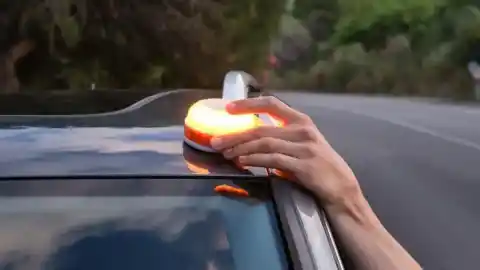 Imagen 1 de La DGT mantiene las balizas V16 y FACUA no las considera un “fraude masivo”