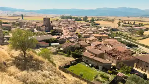 Imagen 1 de El pueblo de Burgos que se estrena entre los más bonitos de España: castillo, murallas y esencia medieval