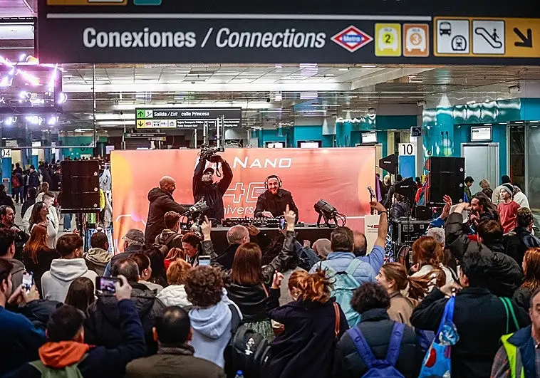 Imagen 1 de Dj Nano irrumpe en el madrileño Metro de Moncloa: «Deseo que la gente se lleve un recuerdo bonito»