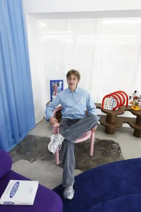Imagen 1 de Gustaf Westman, el diseñador que trabaja para IKEA y vive en un apartamento de 30 metros cuadrados: “Con solo una copa se puede trasformar una habitación entera”