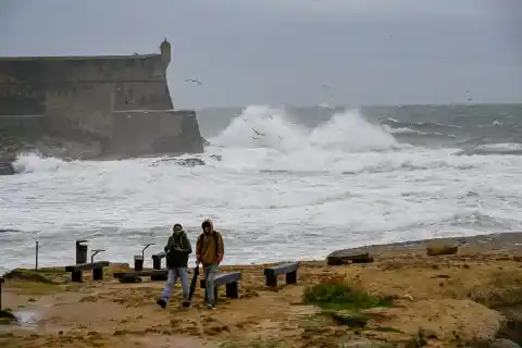 Imagen 1 de La borrasca Claudia provoca la muerte de dos ancianos, inundaciones y cortes de luz en Portugal