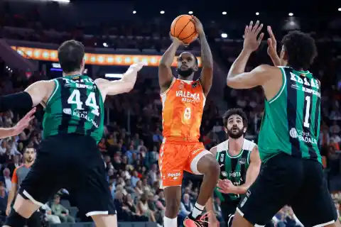 Imagen 1 de El Valencia frena al Joventut  y se pone colíder