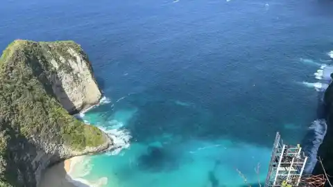 Imagen 1 de Un ascensor en la playa más bonita del mundo y otras aberraciones turísticas