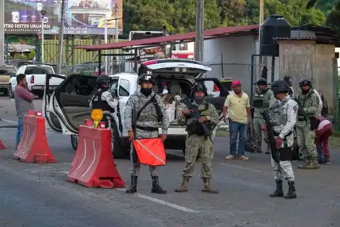 Imagen 1 de La Guardia Nacional detiene a siete escoltas de Carlos Manzo en Michoacán