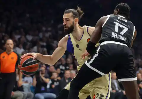 Imagen 1 de Shengelia rescata al Barça en Belgrado y Baskonia cierra su semana perfecta en la Euroliga