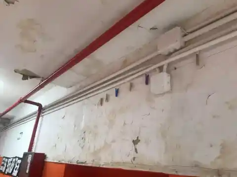 Imagen 1 de Las goteras, las grietas y el amianto se apoderan de un colegio de San Blas: “Tememos por la seguridad de nuestros hijos”