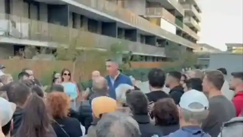 Imagen 1 de Albiol negocia la marcha de unos ocupas que habían allanado un piso en el barrio de la Mora