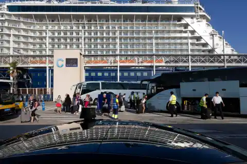 Imagen 1 de Llegan al puerto de Barcelona los 19 inmigrantes rescatados por un crucero turístico en Cabrera