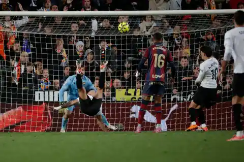 Imagen 1 de Una chilena de Hugo Duro rescata al Valencia en el derbi ante el Levante