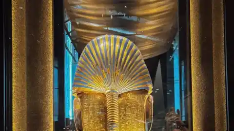 Imagen 1 de Una malla hecha en Catalunya protege la sala del tesoro de Tutankamón en el Gran Museo Egipcio